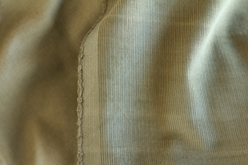 The grainline
runs parallel to the selvedge The grainline runs parallel to the selvedge